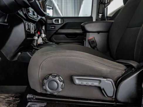 Used 2018 Jeep Wrangler Unlimited Sahara image 29