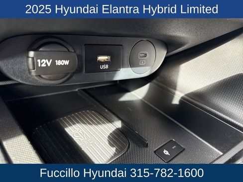 Used 2025 Hyundai Elantra Limited image 22