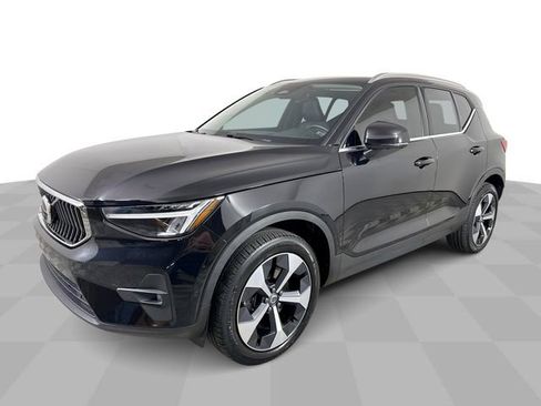Used 2024 Volvo XC40 B5 Plus AWD/4WD image 4