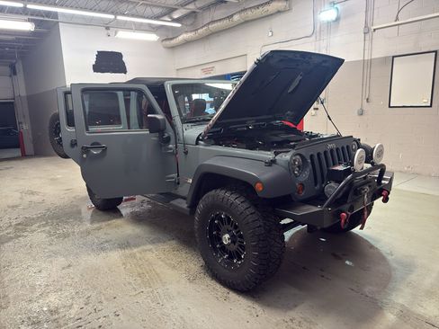 Used 2013 Jeep Wrangler Unlimited Rubicon AWD/4WD image 9