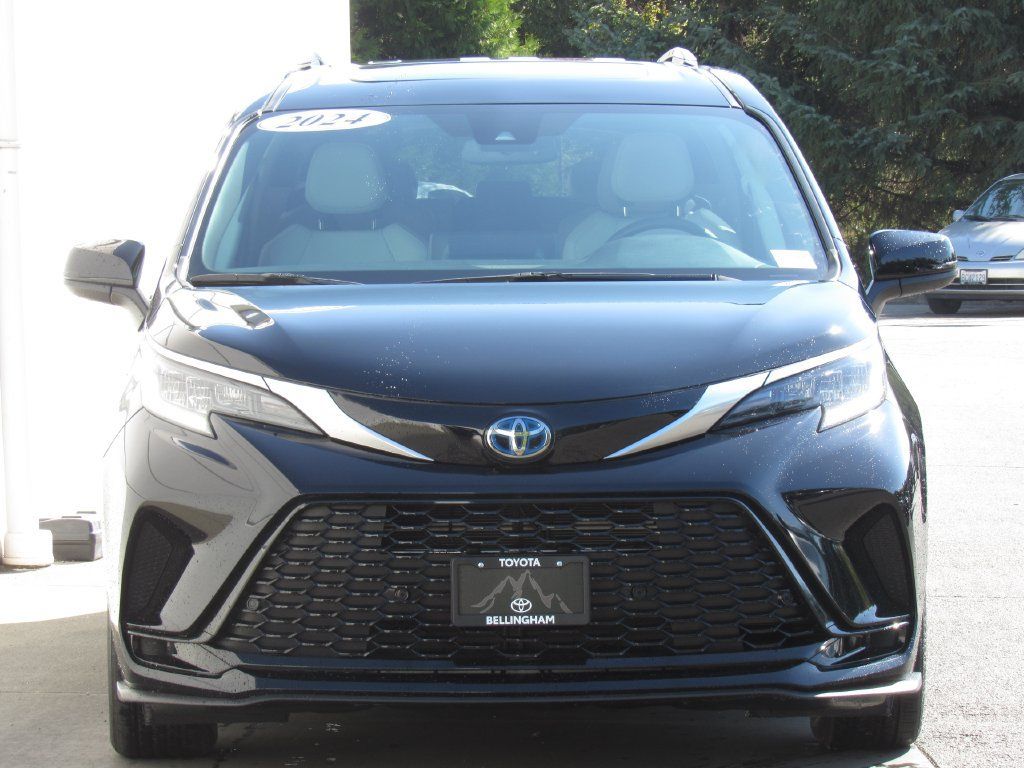 Used 2024 Toyota Sienna XSE AWD/4WD image 3