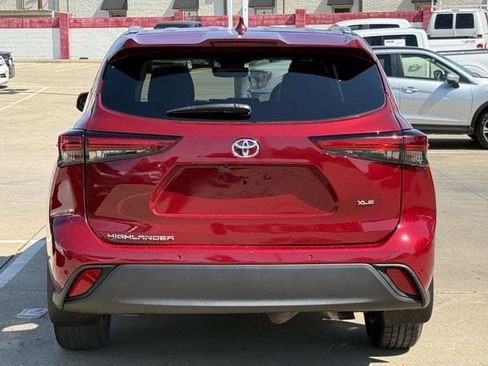 Used 2023 Toyota Highlander XLE image 5