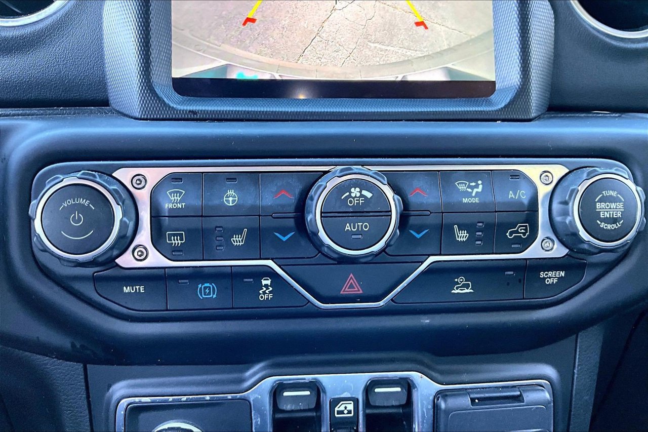 Used 2023 Jeep Wrangler Unlimited Sahara w/ Cold Weather Group AWD/4WD image 17