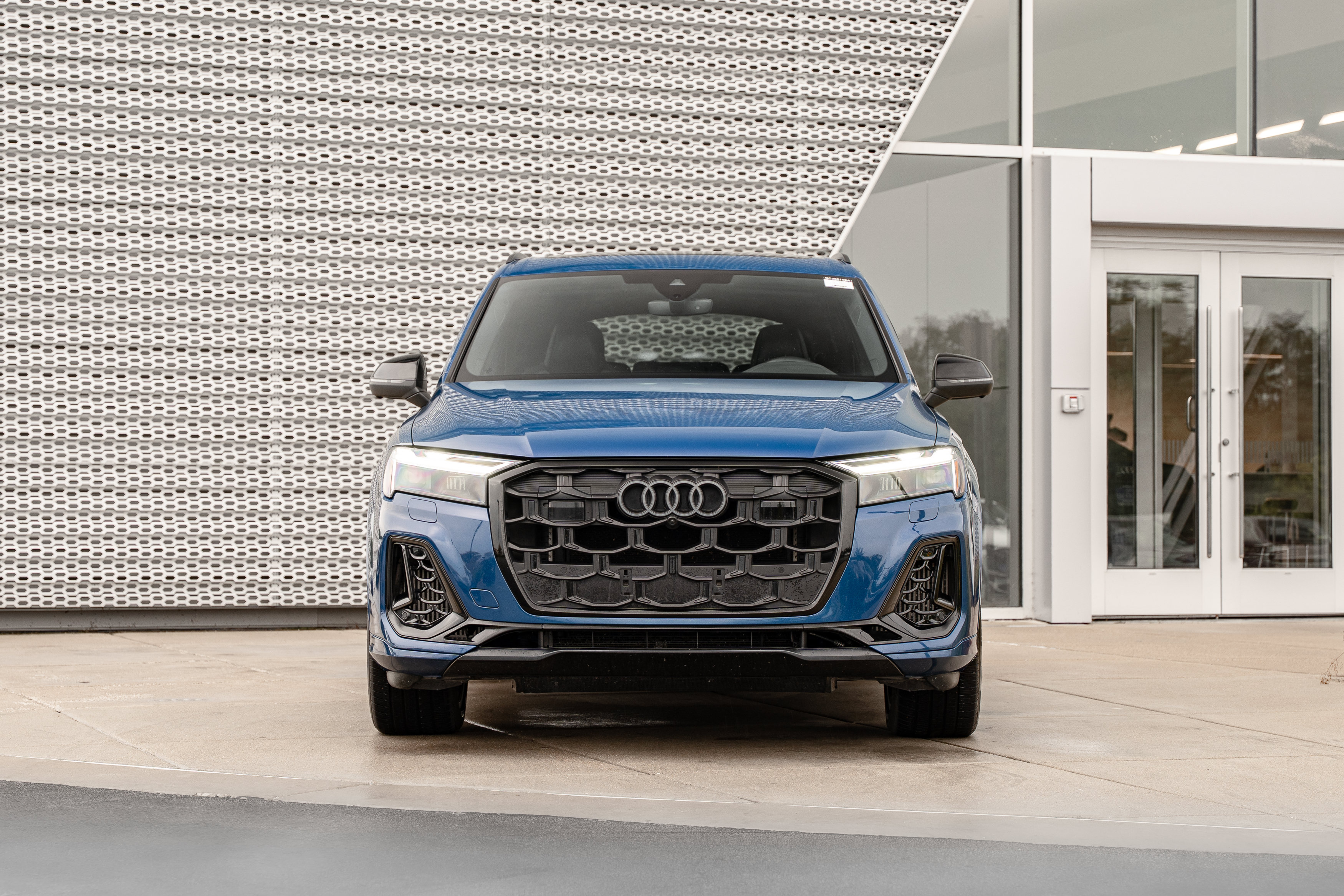 Used 2025 Audi SQ7 Premium Plus AWD/4WD image 38