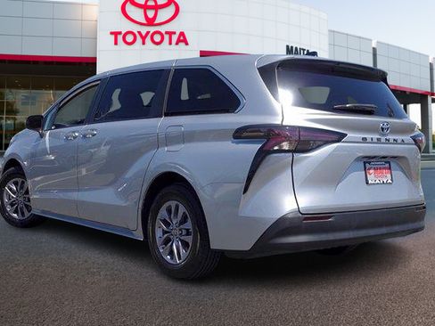Certified 2023 Toyota Sienna LE FWD image 8