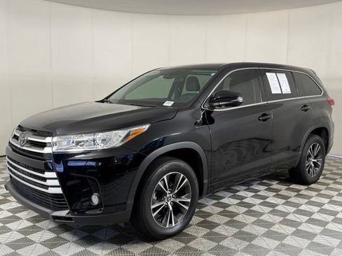 Used 2018 Toyota Highlander Plus FWD image 2
