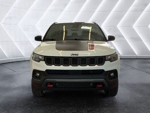 Used 2025 Jeep Compass Trailhawk AWD/4WD image 2