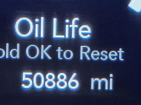 Used 2024 Chrysler Pacifica Touring-L image 2