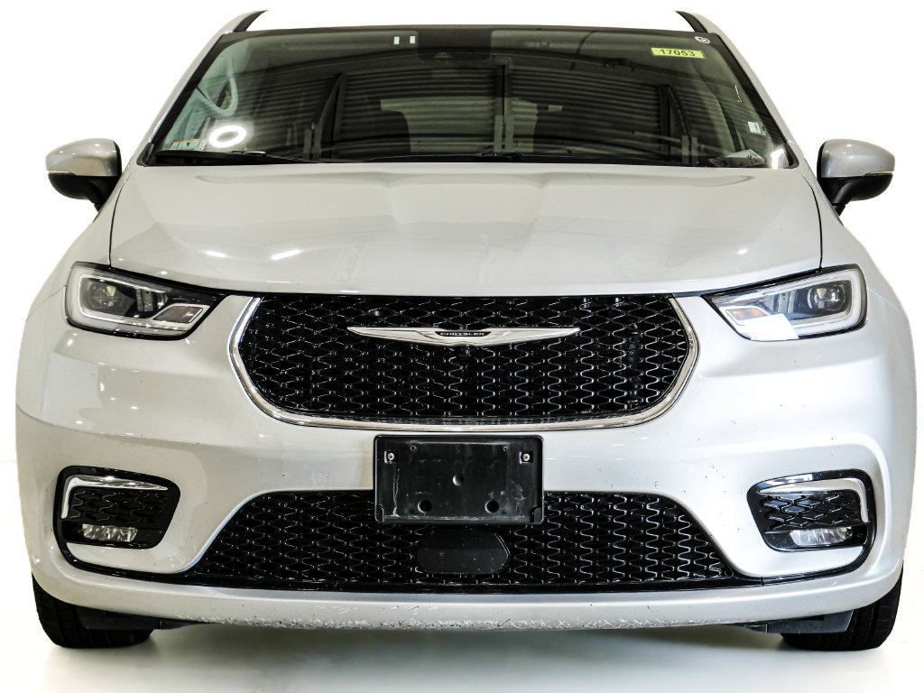 Used 2023 Chrysler Pacifica Touring-L FWD image 2