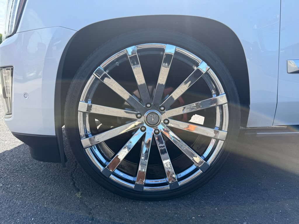 Used 2018 Cadillac Escalade ESV Premium Luxury w/ LPO, Radiant Package AWD/4WD image 38
