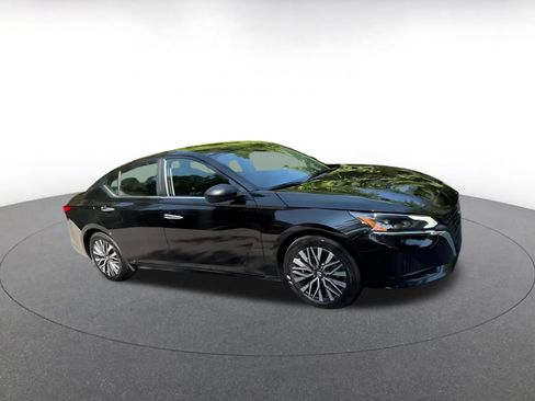 Used 2025 Nissan Altima 2.5 SV FWD image 2