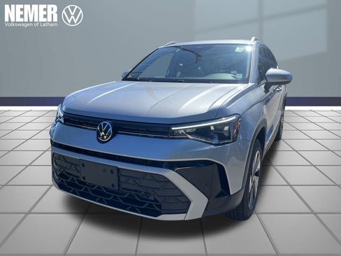 New 2025 Volkswagen Taos SE image 1