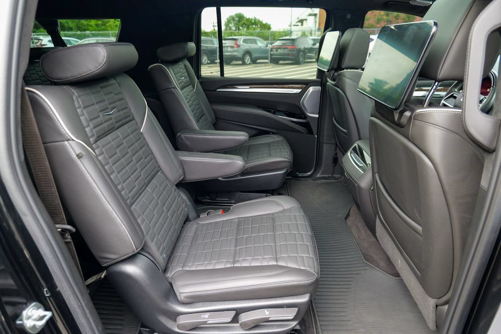 Used 2025 Cadillac Escalade ESV Sport Platinum AWD/4WD image 32