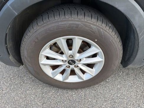Used 2019 Kia Sorento FWD image 9