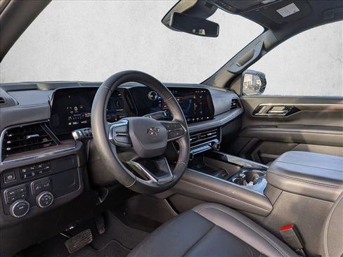 Used 2025 Chevrolet Suburban Z71 image 9