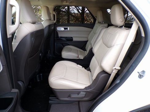 Used 2020 Ford Explorer Platinum w/ Premium Technology Package image 11