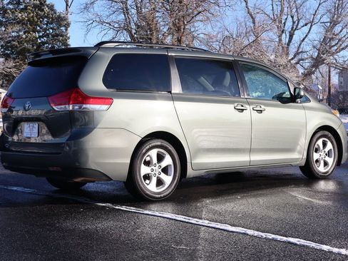 Used 2014 Toyota Sienna LE image 5
