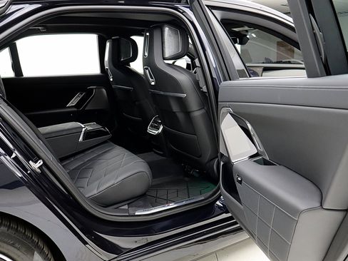 Used 2023 BMW i7 xDrive60 image 36