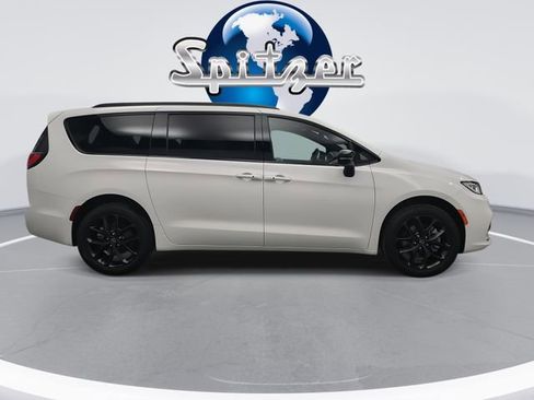 New 2026 Chrysler Pacifica Limited w/ S Appearance Package image 10