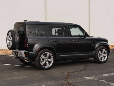 Used 2024 Land Rover Defender 110 SE image 9