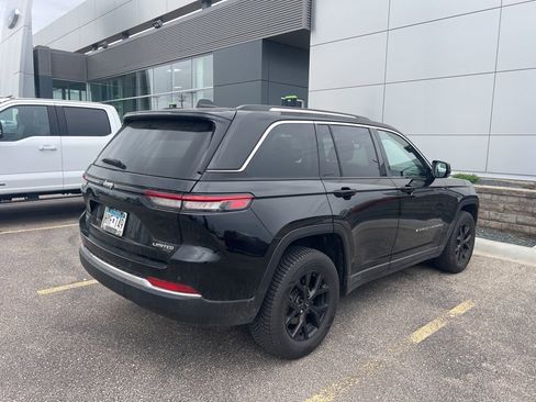 Used 2022 Jeep Grand Cherokee Limited image 3