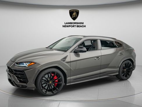 Used 2022 Lamborghini Urus AWD/4WD image 3