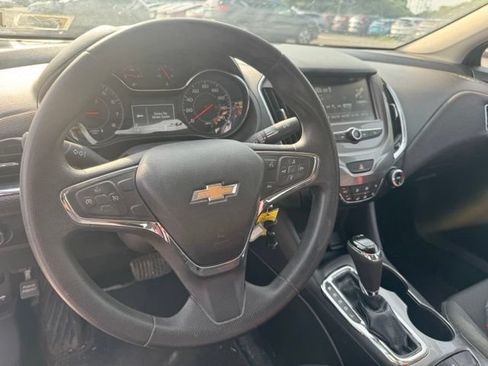 Used 2017 Chevrolet Cruze LT FWD image 10