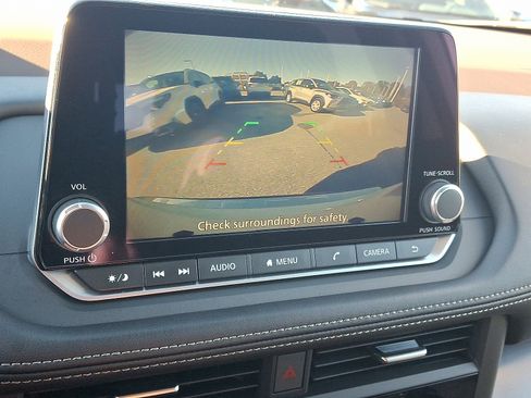 Used 2023 Nissan Rogue SV image 17