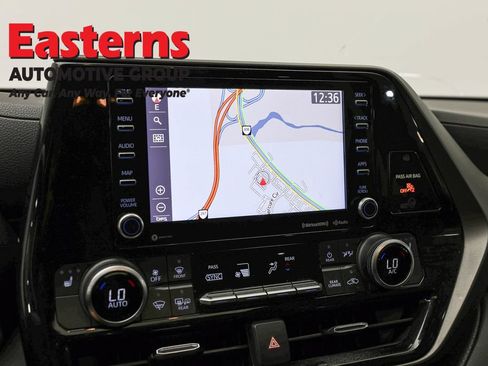 Used 2021 Toyota Highlander XLE AWD/4WD image 19