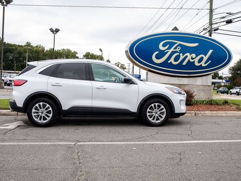 Used 2022 Ford Escape SE image 1