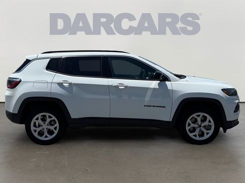 Used 2024 Jeep Compass Latitude AWD/4WD image 8