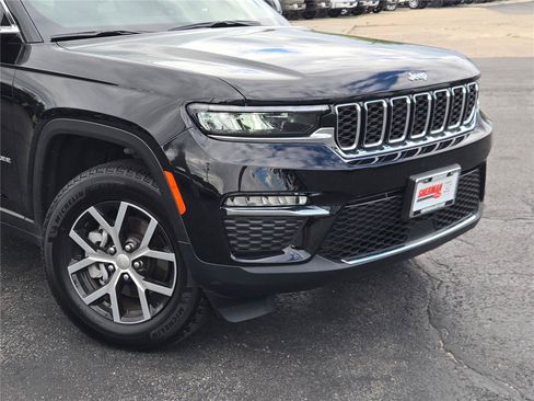 Used 2025 Jeep Grand Cherokee Limited AWD/4WD image 2