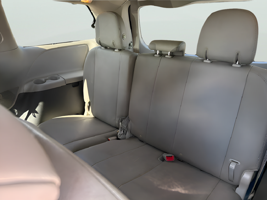 Used 2017 Toyota Sienna XLE w/ XLE Navigation Package FWD image 31