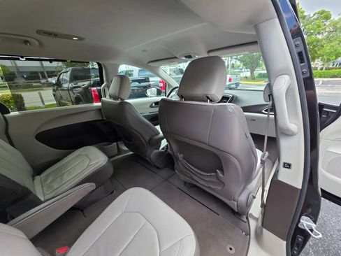 Used 2017 Chrysler Pacifica Touring-L FWD image 19