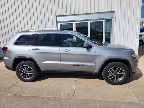 Used 2019 Jeep Grand Cherokee Laredo w/ 18" Wheel & 8.4" Radio Group image 5