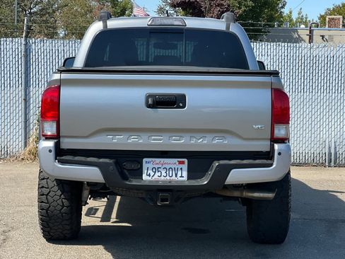 Used 2017 Toyota Tacoma TRD Off-Road AWD/4WD image 4