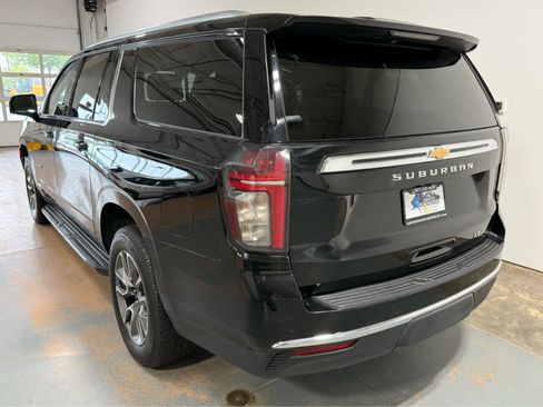 Used 2024 Chevrolet Suburban LT w/ LT Signature Plus Package AWD/4WD image 3