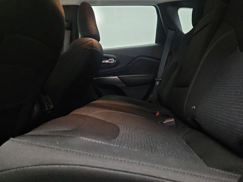 Used 2019 Jeep Cherokee Latitude w/ Popular Appearance Group FWD image 18