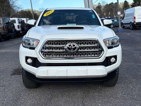 Used 2017 Toyota Tacoma TRD Sport image 2