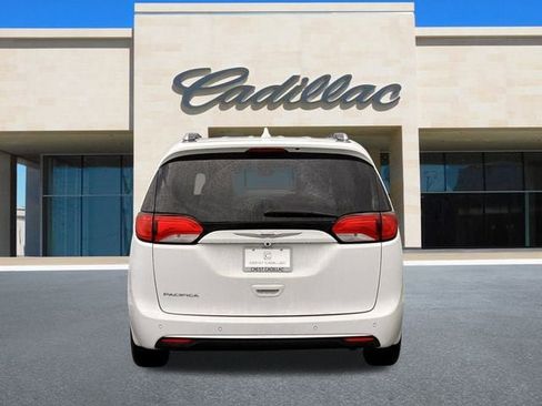 Used 2017 Chrysler Pacifica Touring-L Plus image 4