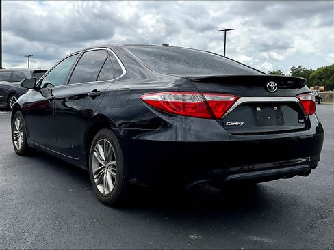 Used 2015 Toyota Camry SE w/ Moonroof Package FWD image 3