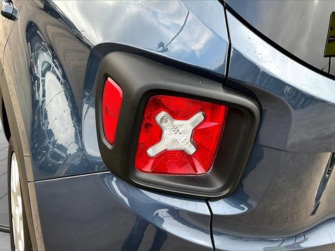 Used 2023 Jeep Renegade Latitude w/ Premium Group image 30