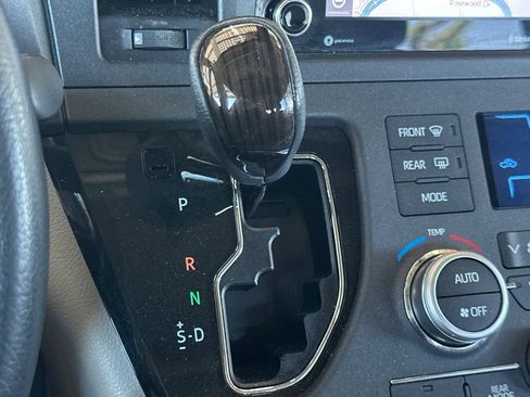 Certified 2020 Toyota Sienna XLE w/ XLE Navigation Package FWD image 25