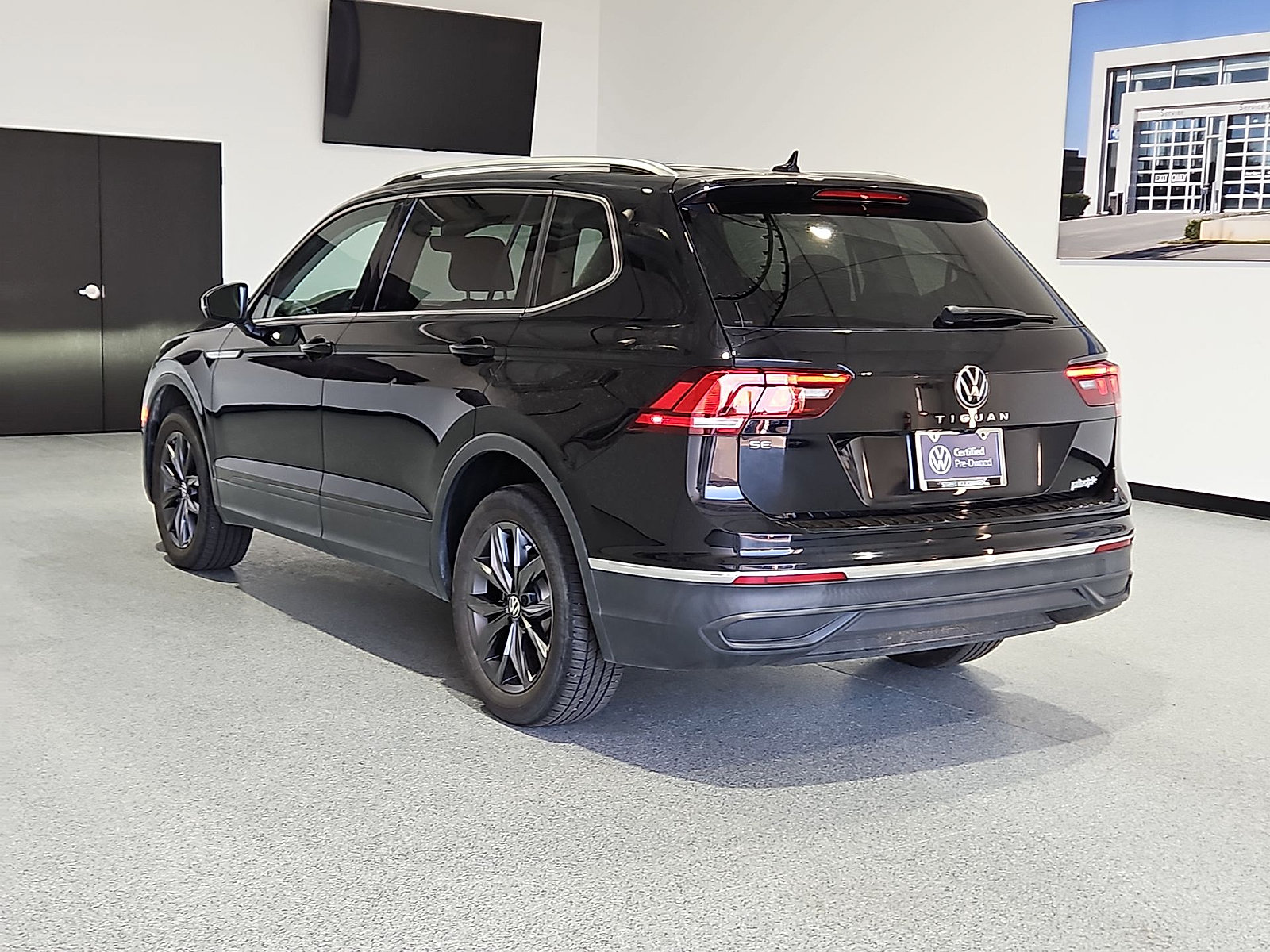 Certified 2024 Volkswagen Tiguan SE FWD image 6