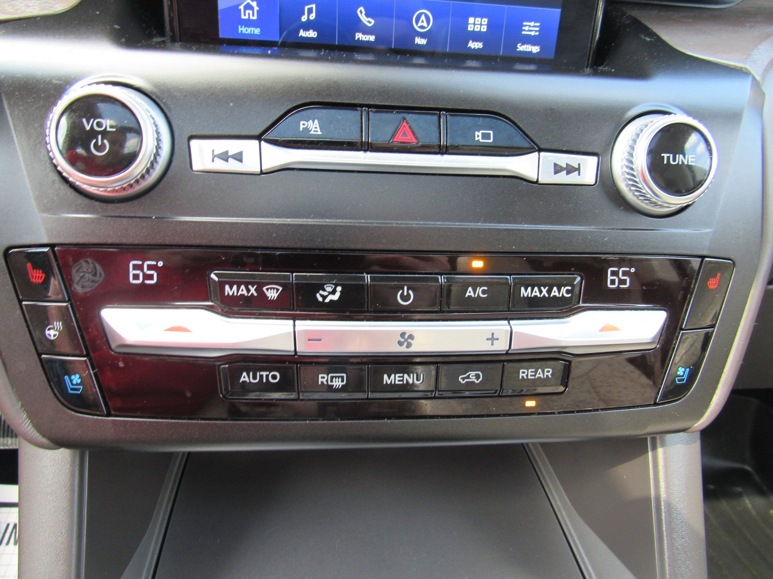 Used 2020 Ford Explorer Platinum w/ Premium Technology Package AWD/4WD image 21