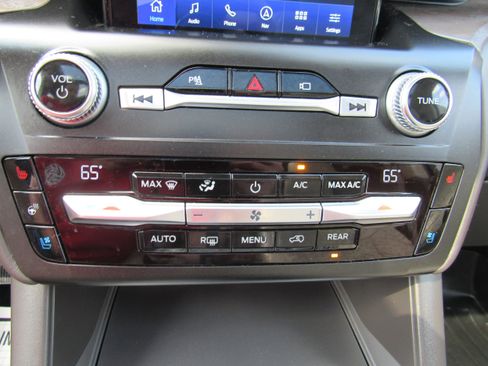 Used 2020 Ford Explorer Platinum w/ Premium Technology Package AWD/4WD image 21