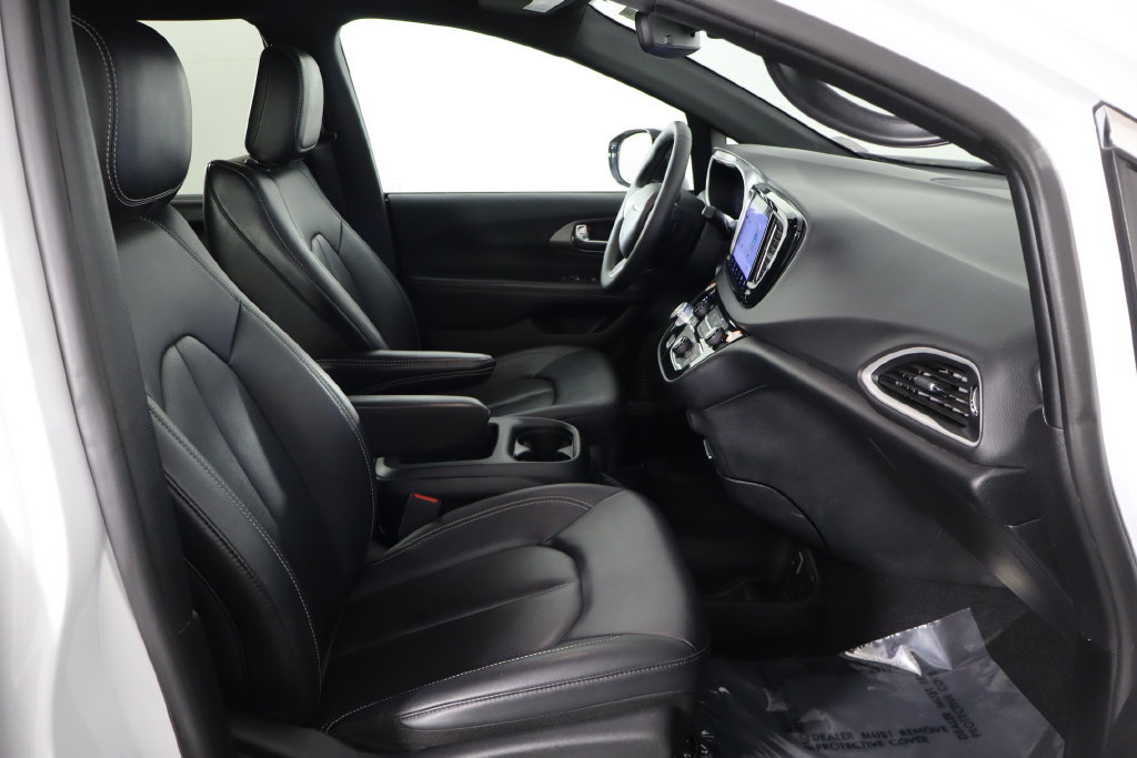 Used 2025 Chrysler Pacifica Select FWD image 17