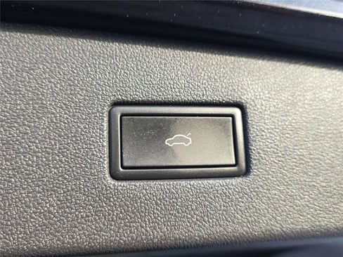 Used 2024 Volkswagen Tiguan SE image 26