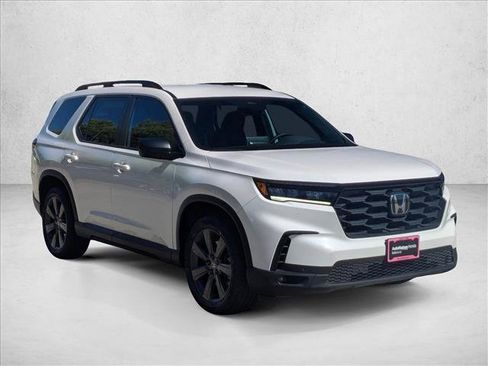 Used 2023 Honda Pilot Sport image 3