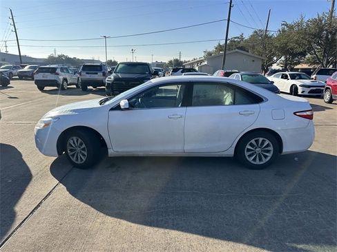 Used 2016 Toyota Camry LE image 7